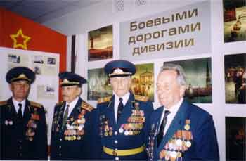 Ветераны у обновленных стендов музея. 8 мая 2005