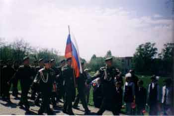 Торжественный марш старшекласников у памятника в с.Быковка