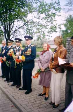 Митинг у памятника погибшим воинам  52-ой гвардейской стрелковой дивизии